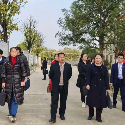 开学调研迎新篇  乘风破浪再启航－－梧州市教育局调研组到梧州市龙圩第一实验小学再生园校区开展开学工作调研