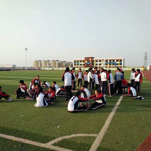 体育课~~增强体质，团结友爱