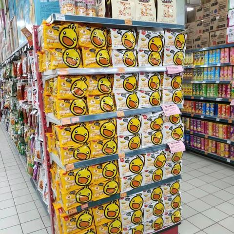 横店店休闲食品陈列