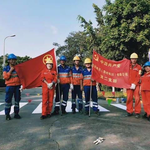 东川公司青年志愿者恢复厂区人行横道标志线提高员工安全意识