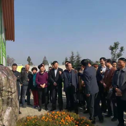 2017年10月27日，碑林代表团组织驻区市十六届人大代表对西安秦岭国家植物园建设情况进行了调研