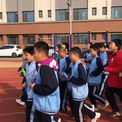 心向暖阳 乐享成长———记苍龙湖实验学校小学部五年级一班学生的在学生活