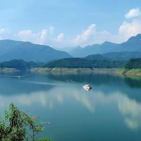 瓦屋山下雅女湖，天光水影潋滟美