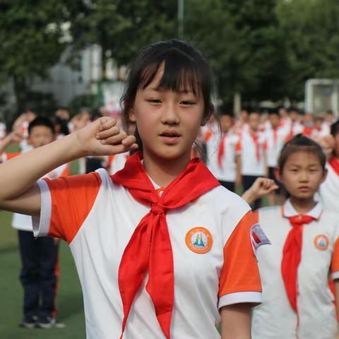红领巾心向党 争做好队员 | 滨河学校举行“学习二十大 争做好队员”一年级入队仪式