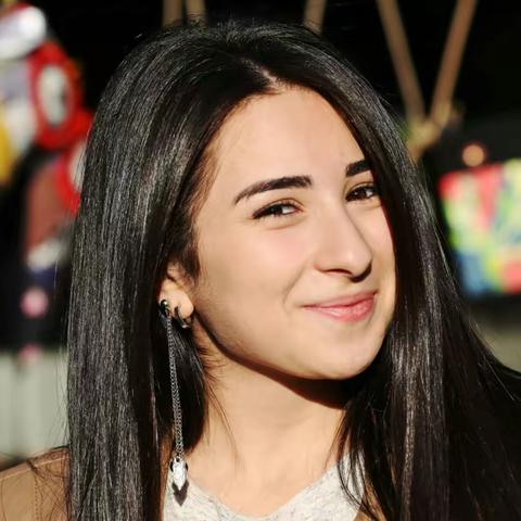 亚美尼亚的美女歌手丽塔（Rita）在葡萄酒节上尽情歌唱