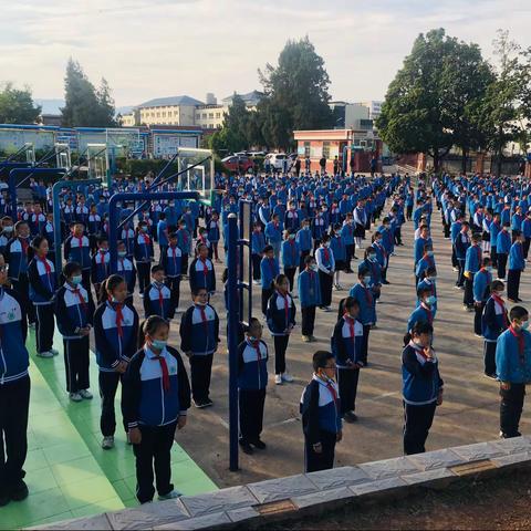 鹿城小学小花山校区十一周升旗仪式