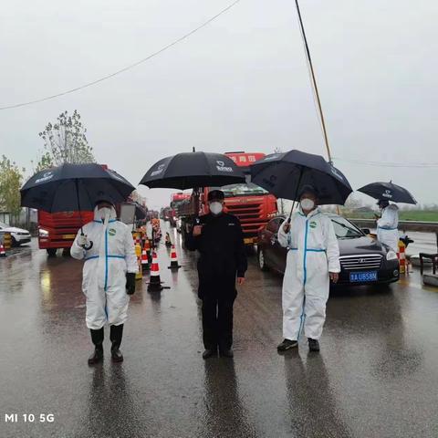 雨中执勤，坚守一线---平阴振邦保安队员雨中执勤风采