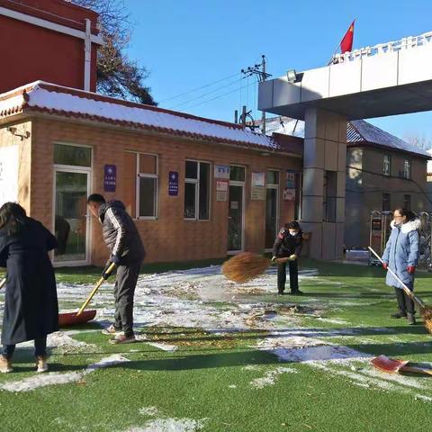 周一蓝天丽日，北环人扫雪中