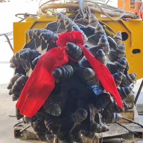 开拓队11月13日上午9时17分为+760m轨道石门综掘头下放260型综掘机