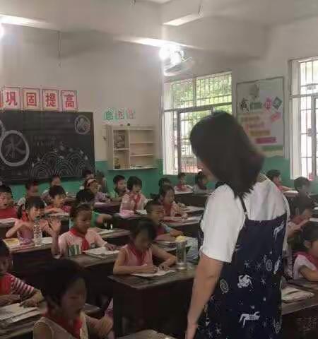 中心小学一、二年级晨读