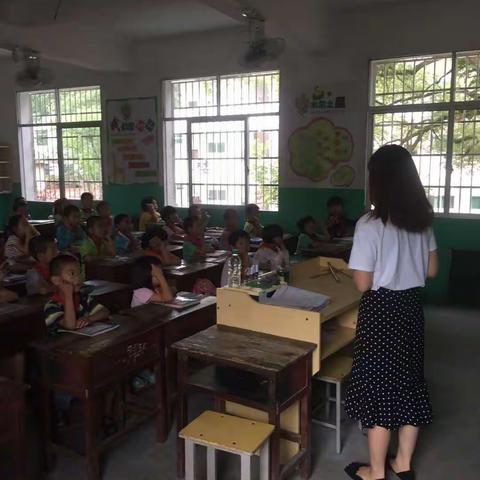 中心小学一 二年级晨读