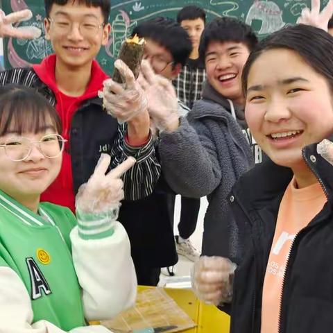 王安琪老师带领孩子们做手工
