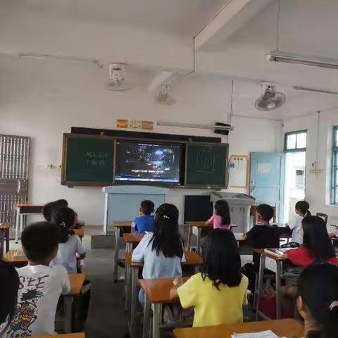 北界镇金坡小学学生观看“信宜市学生交通安全警示教育”活动