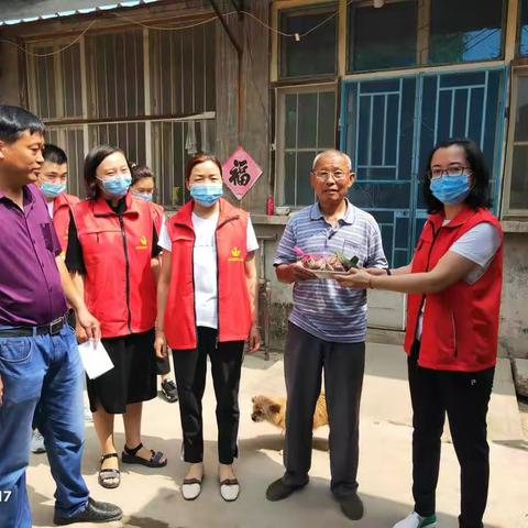 端午送安康，服务为老兵。浓浓粽叶香，慰问暖人心。