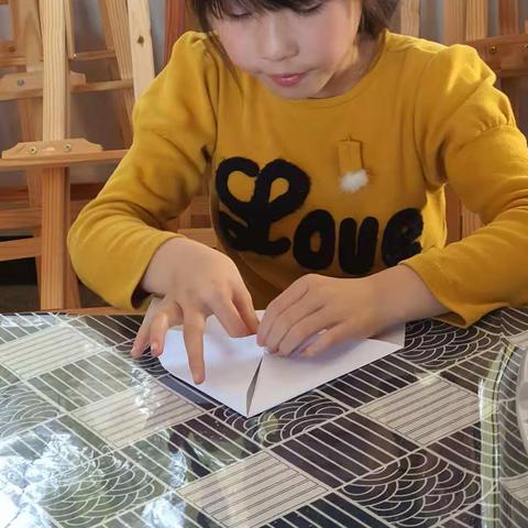 七彩童年，放飞梦想！二（2)班美术社团课《纸飞机》