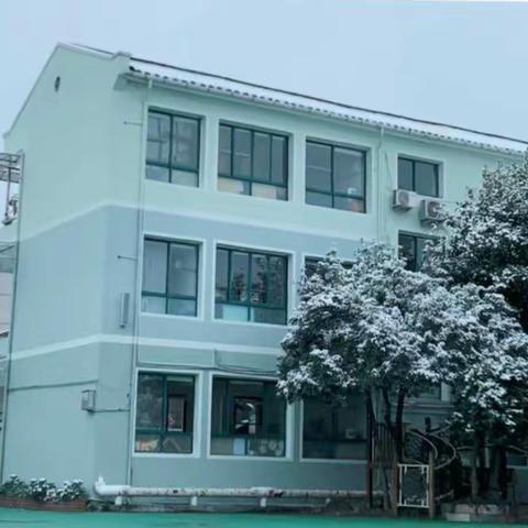 童心遇上雪——记中二萌娃遇见幼儿园里的第一场雪