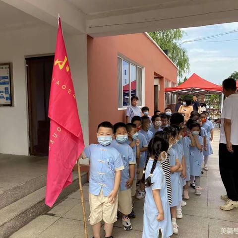 小二郎幼儿园大班参观胜利中华小学