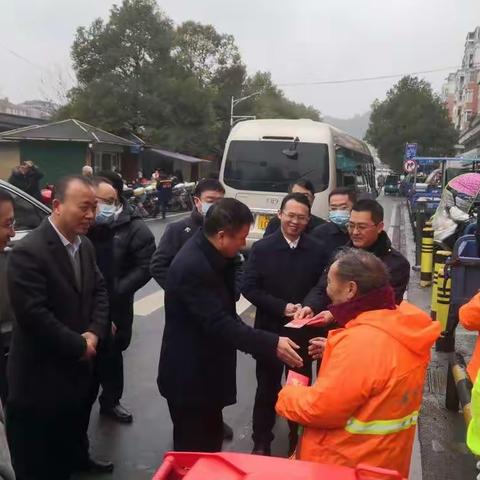 对人流量密集区域加大保洁力度——萍乡玉禾田