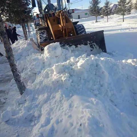 阿龙山大林环卫公司：雪～让我们的干劲十足，尽心尽责在本岗。