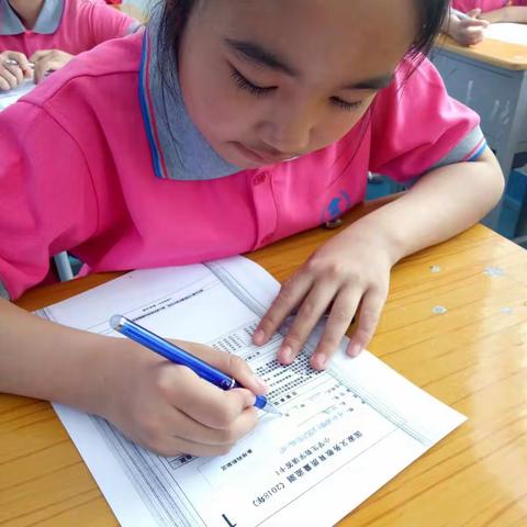 实验小学高度重视，保证质量——责任督学参加填涂卡模拟练习活动。