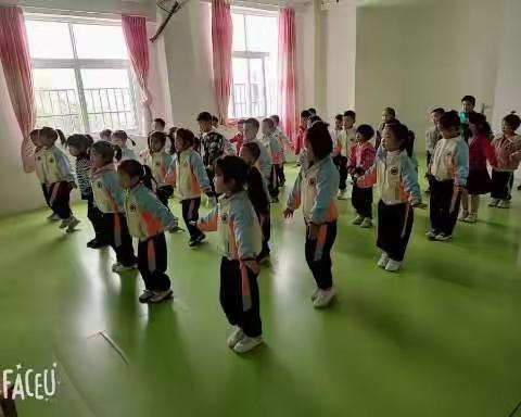 空山新雨后，天气晚来秋，秋风萧瑟，洪波涌起。秋天来了，秋风习习，秋高气爽，是农民丰收的好季节。