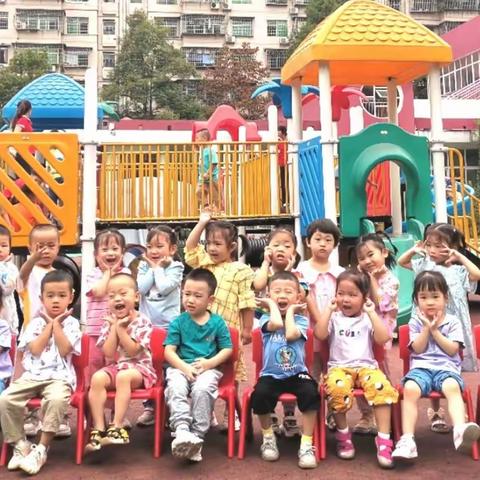 德雅第一幼稚园米妮班十月份报纸手工主题活动《我的新衣》