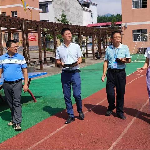 潜心督导共促学校健康发展