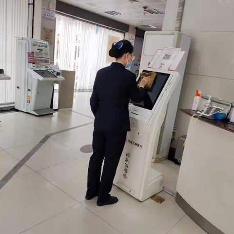 鹤堂支行做好厅堂服务