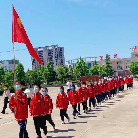 学习中 践行时——夏县城关中心校黄河学校参观“喜迎二十大·永远跟党走·奋进新征程”主题征文书画展