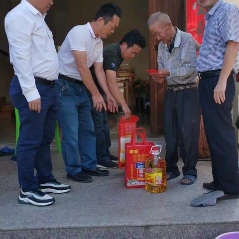 县领导邓耀、钟帅春节前走访慰问困难党员