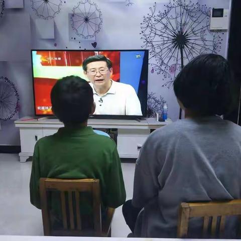 “家人陪我看节目，我们一起共进步！”