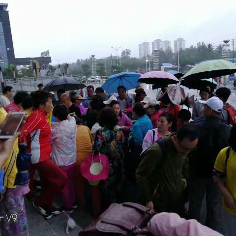 2018年正月初十，万宁市政府举办了走进新时代，开启新征程大型徒步登山运动，我有幸也参与其中。