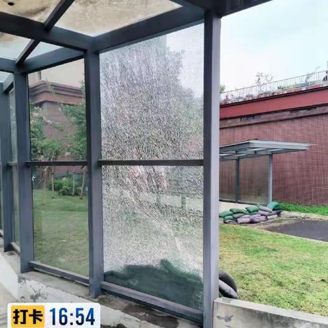 天府丽都玻璃爆裂排危处理