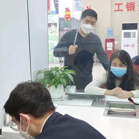 城西支行营业室开展防抢劫演练