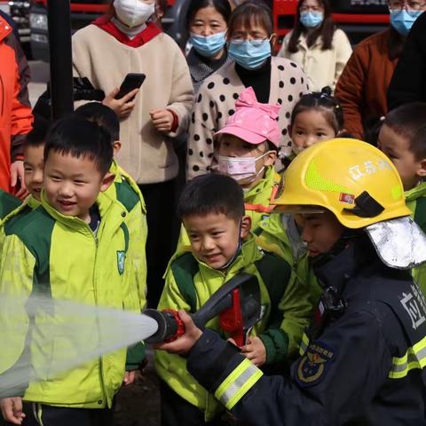 消防安全  同心“童”行———宿迁市实验小学幼儿园中七班走进消防救援站社会实践活动