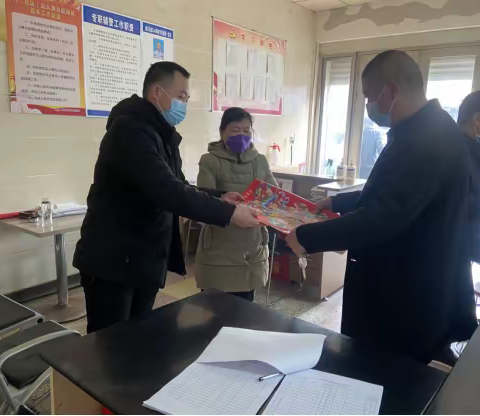 城关街道吕巷社区退役军人服务站为退役军人、优抚对象发放春节对联