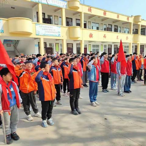 南王店镇孟庙小学学习雷锋精神，培育家国情怀在行动。