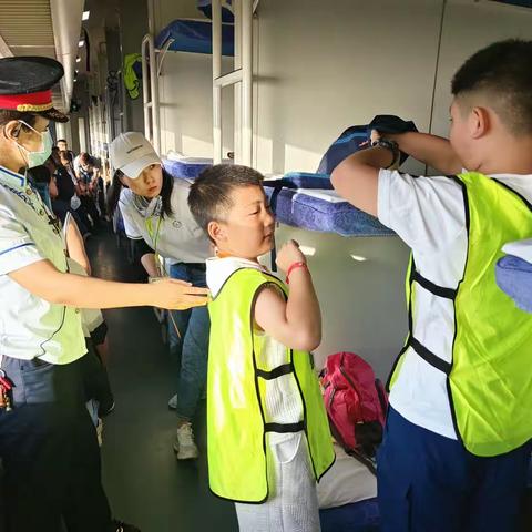 暑运攻坚当先锋  温馨服务践初心！做“小花朵”的贴心守护者！——旅途有我请放心！