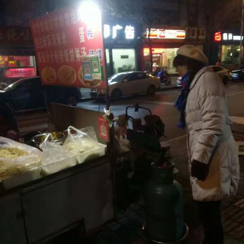 小寨路街道落实燃煤散烧夜查制度，对辖区摊点进行检查