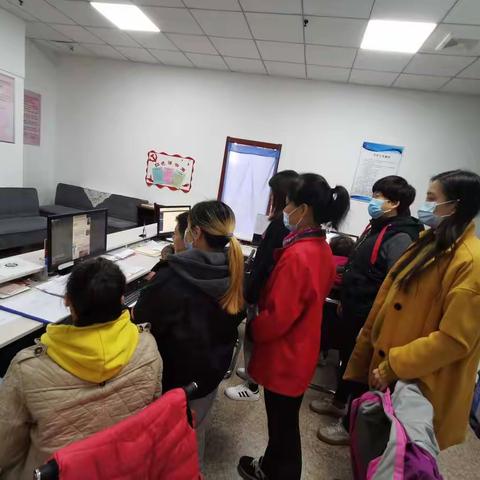 交通社区组织工作人员收看垃圾分类公益宣教课