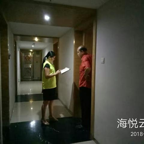 珠海市龙光海悦云天小区开展“垃圾分类上门回访”工作