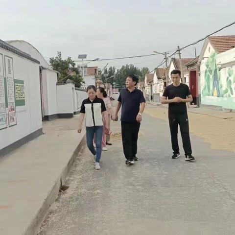 为提升村庄治理水平，进一步完善户长制社区施书记带领北峪村两委成员到羊里镇南魏庄村参观学习村庄治理工作