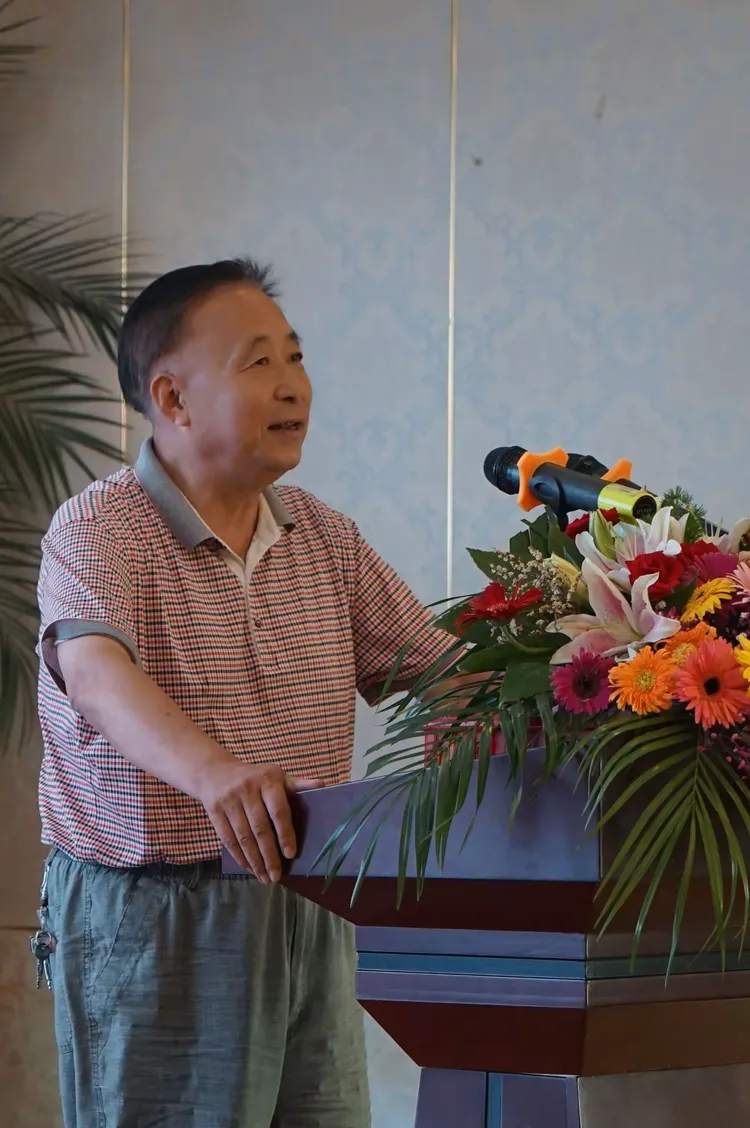 沈会长代为宣读将军单秀华同学发来的贺信