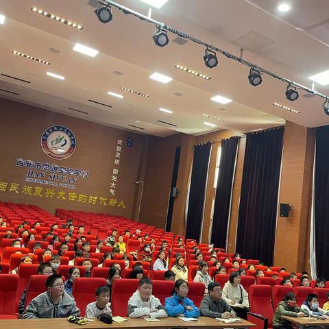 奋勇争先，做学习的主人———六年级学生学习经验交流会