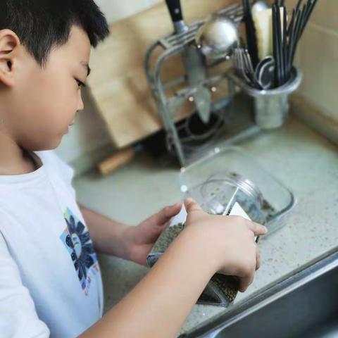 谁能拒绝午睡起来喝一碗自制的冰绿豆汤呢？