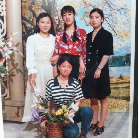 三十年前我们四姐妹相聚在芝英棉纺厂，看到年轻时的我们，现在的心情也跟着回到了过去，回忆年轻的时光！