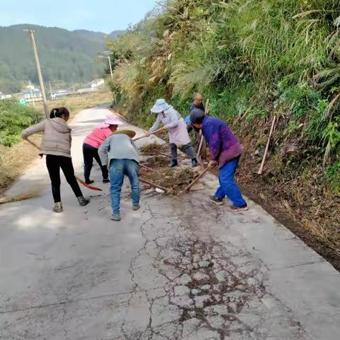 勤乐村红岩组开展清理公路活动