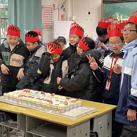 欢歌笑语庆集体生日  浓浓深情暖人心