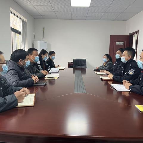 滦镇派出所向“两代表、一委员”汇报工作，提升辖区满意度。