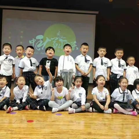 新天地幼儿园果2班小朋友祝大家中秋节快乐